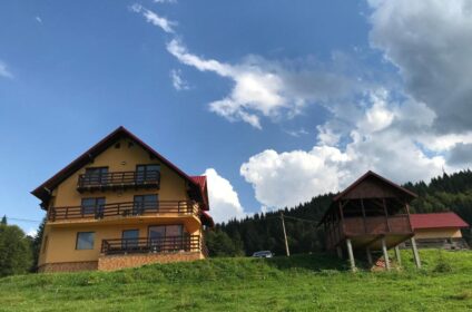 Casa Sisif din Fundata – cazare pentru 10 persoane, cu 5 dormitoare, foișor și vedere montană. Rezervați acum pentru relaxare în natură!