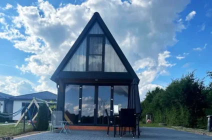 Cabana Lac Ștefania din Apa – cazare confortabilă cu piscină încălzită, grătar și plimbări pe lac. Rezervați acum!