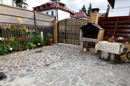 Vila Casa Tudor din Bușteni, cazare confortabilă pentru 16 adulți și 1 copil, aproape de pădure și cu facilități de relaxare. Rezervați acum!
