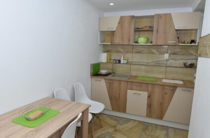 Vila Casa Tudor din Bușteni, cazare confortabilă pentru 16 adulți și 1 copil, aproape de pădure și cu facilități de relaxare. Rezervați acum!