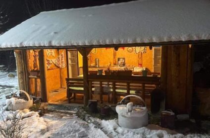 Casa Nicholas din Zărnești – cazare pentru 12 adulți, aproape de Castelul Bran și Dino Parc. Camere cu baie privată, WiFi gratuit și grădină. Rezervați acum!