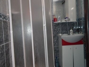 Casa lui Andrei din Poiana Țapului – cazare confortabilă lângă DN1, cu 3 camere, bucătărie utilată și loc de grătar. Rezervați acum!