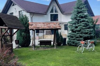 Casa Nicholas din Zărnești – cazare pentru 12 adulți, aproape de Castelul Bran și Dino Parc. Camere cu baie privată, WiFi gratuit și grădină. Rezervați acum!