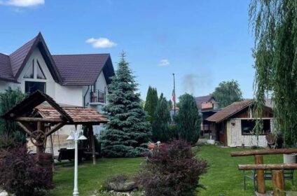 Casa Nicholas din Zărnești – cazare pentru 12 adulți, aproape de Castelul Bran și Dino Parc. Camere cu baie privată, WiFi gratuit și grădină. Rezervați acum!