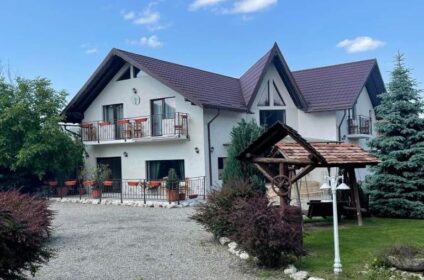 Casa Nicholas din Zărnești – cazare pentru 12 adulți, aproape de Castelul Bran și Dino Parc. Camere cu baie privată, WiFi gratuit și grădină. Rezervați acum!